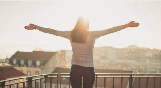 Femme qui respire Femme bras ouverts